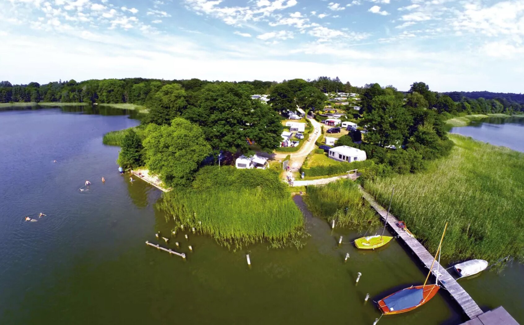 Luftaufnahme der Margarethenhöhe am Großen Pönitzer See zwischen Wasser und grünen Ufern